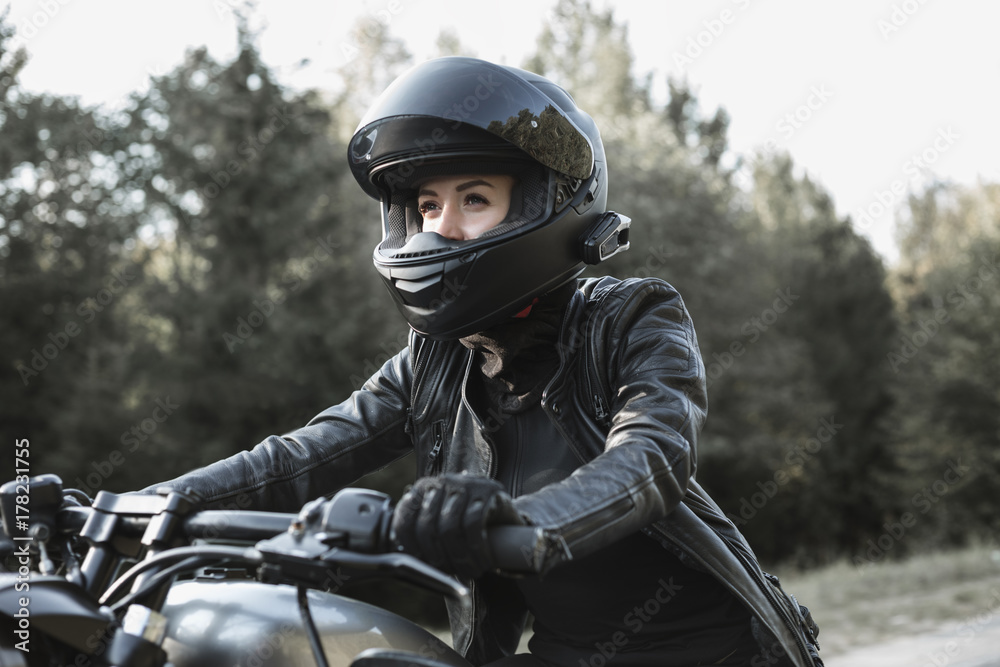 Obraz premium Młoda kobieta jazdy motocyklem