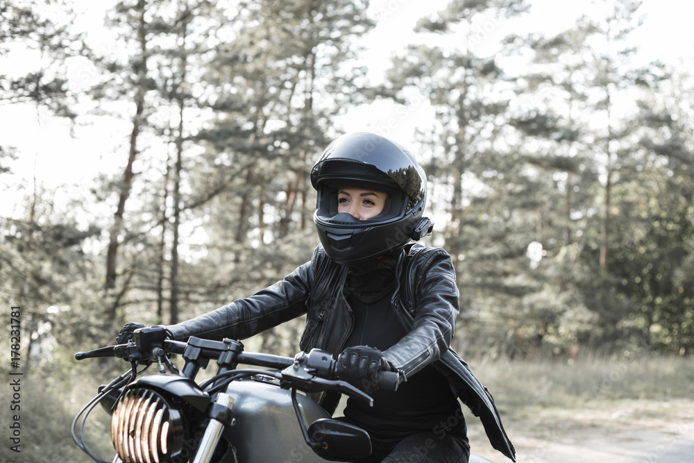 Obraz premium Młoda kobieta jazdy motocyklem