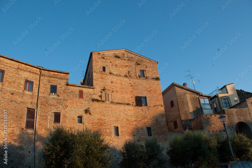 paesaggio urbano di case storiche; tortoreto abruzzo italia