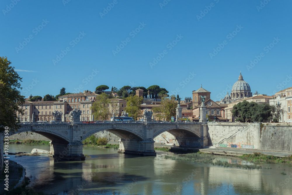 bella veduta di ponte sul fiume tevere e la basilica, roma italia europa