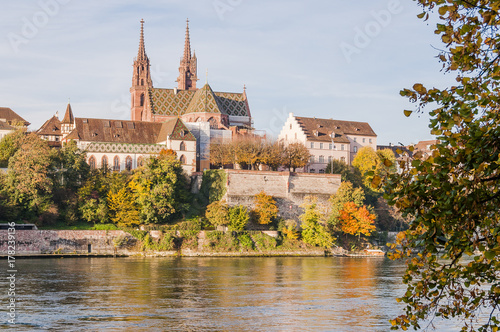 Basel, Stadt, Altstadt, Münster, Kirche, Pfalz, Basler Münster, Münsterplatz, Rhein, Rheinufer, Fähre, Rheinfähre, Herbst, Schweiz