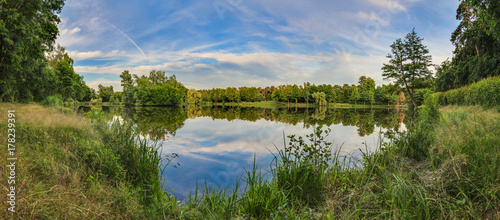 Gundwiesensee bei Mörfelden-Walldorf im Naturschutzgebiet Gundwiesen in der Nähe des Frankfurter Flughafens mit Siegelung im Wasser im Sommer 2013