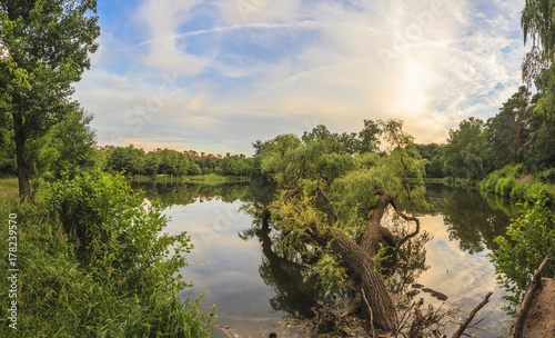 Gundwiesensee bei Mörfelden-Walldorf im Naturschutzgebiet Gundwiesen in der Nähe des Frankfurter Flughafens mit Siegelung im Wasser im Sommer 2013 photo