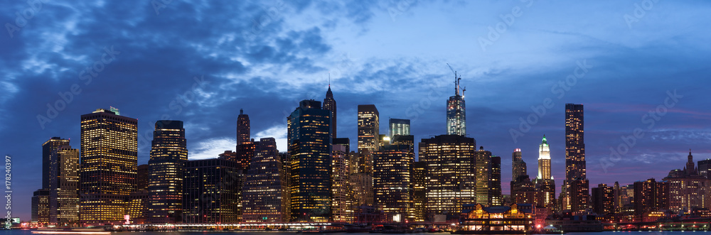 Obraz premium New York city skyline dusk cloudy skies
