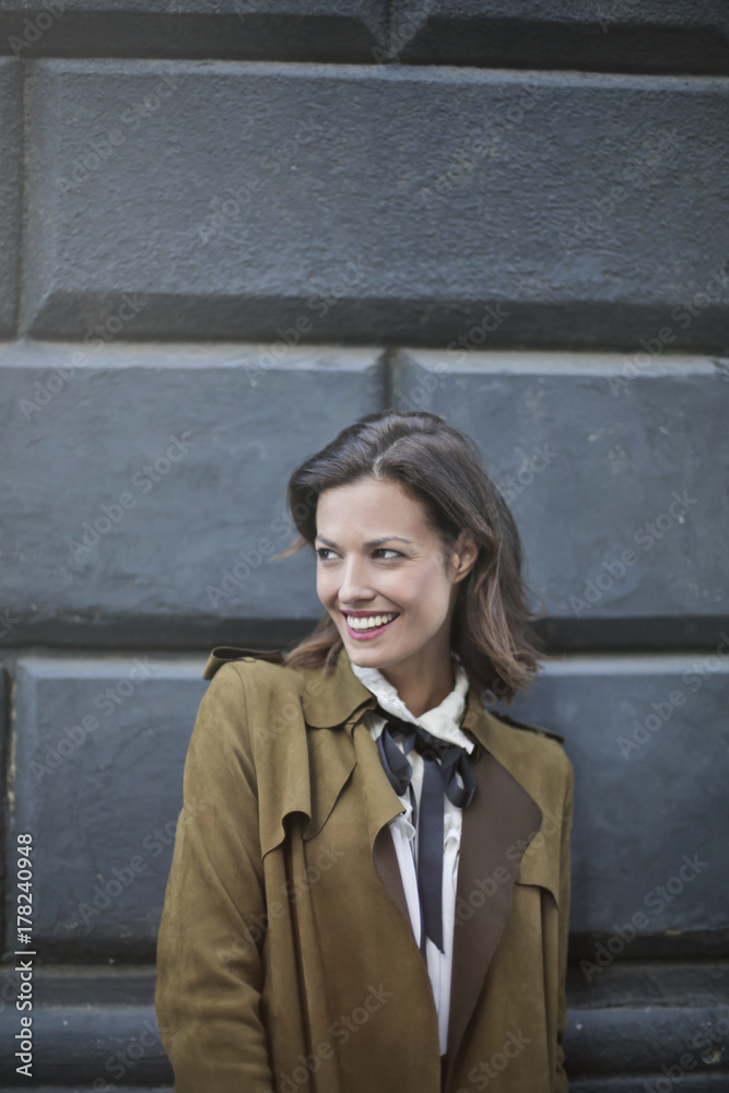 Obraz premium Happy girl smiling while looking away