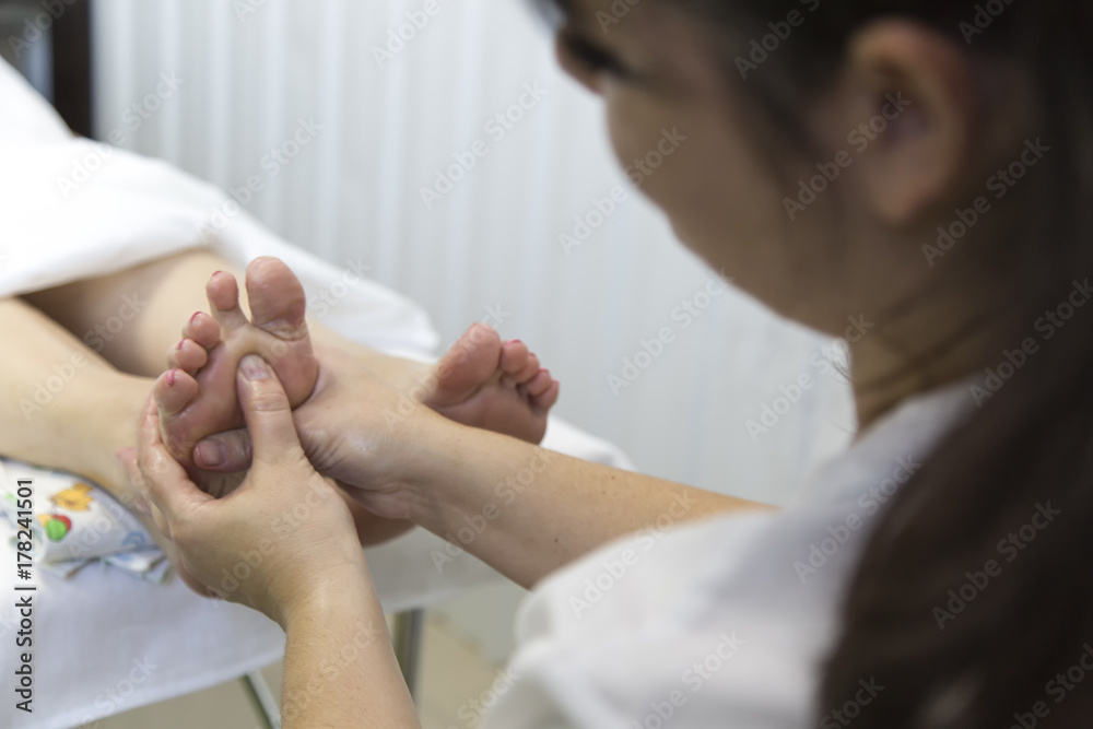 Obraz premium Foot massage. Foot massage in the patient. The doctor does the massage of the feet, heels and toes on the legs