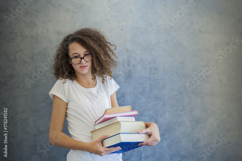 Curly hair teen girl with g...