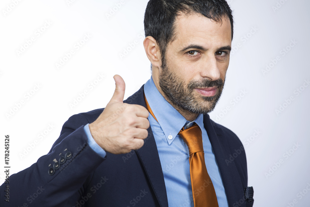 manager in giacca e cravatta tiene il proprio computer portatile e guarda deciso - sfondo bianco manager in giacca e cravatta tiene il proprio computer portatile e guarda deciso - sfondo bianco