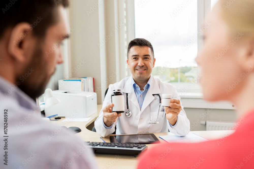 Obraz premium doctor showing medicine to family couple at clinic