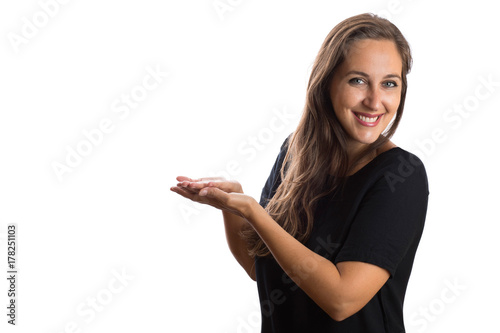 Mulher sorrindo com roupa preta ao fundo branco segurando algo com as mãos.