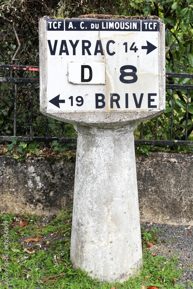 Ancienne borne kilométrique dans le Limousin Ancienne borne kilométrique dans le Limousin