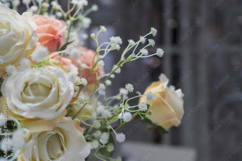 Obraz premium Beautiful bouquet of flowers on the background of the interior
