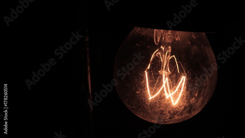 Leuchtende Glühbirne, glühender Drath, Strom, Elektrizität © Thoralf