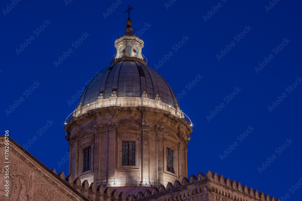 Cattedrale di Palermo, vista notturna della cupola illuminata