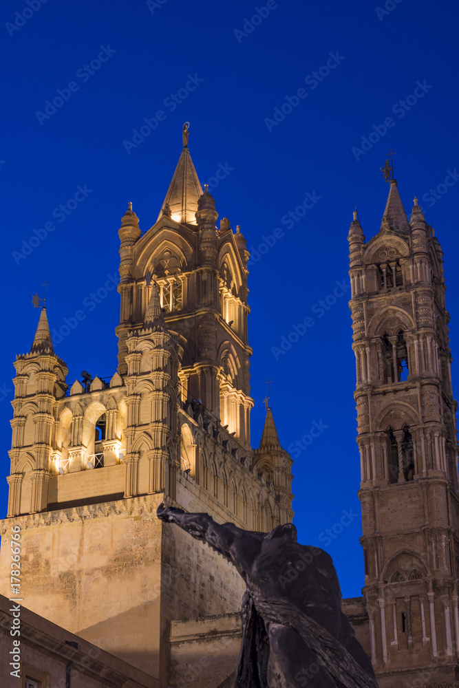 Cattedrale di Palermo, vista notturna dei campanili illuminati