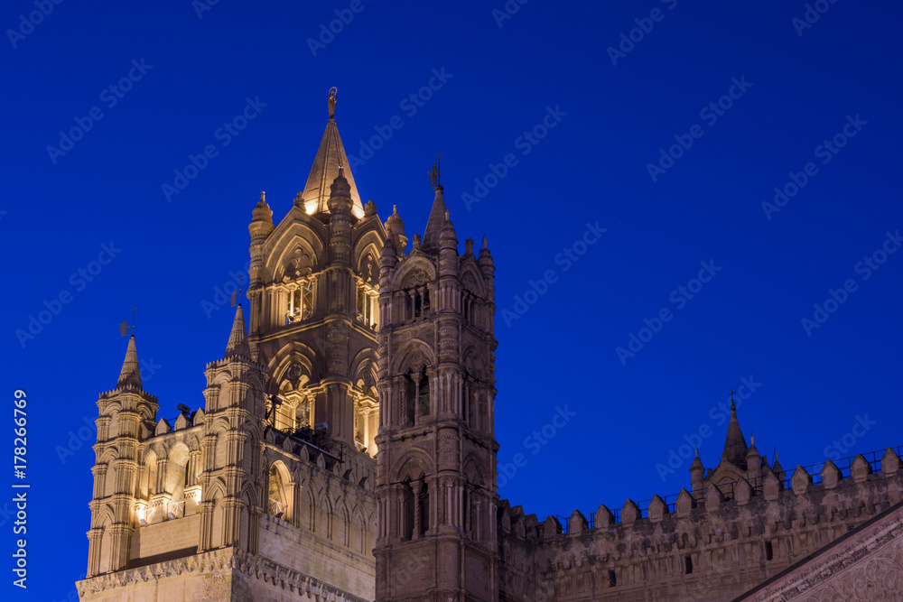 Cattedrale di Palermo, vista notturna dei campanili illuminati