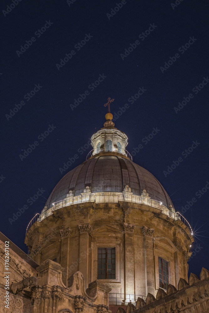 Cattedrale di Palermo, vista notturna della cupola illuminata Cattedrale di Palermo, vista notturna della cupola illuminata