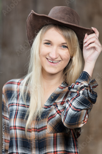 Junges Cowgirl posiert
