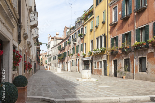 Fototapeta Naklejka Na Ścianę i Meble -  Colorful Ruga do Pozzi, Cannaregio, Venice, Italy with its ancient wells from which it derives its name