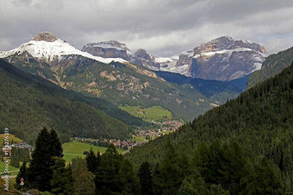 Fototapeta premium Campitello di Fassa, il Col Rodella e il Sella; prima neve di settembre