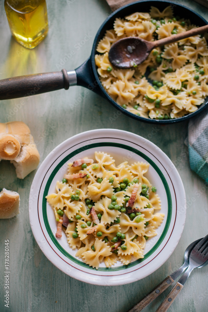 Farfalle with bacon and peas