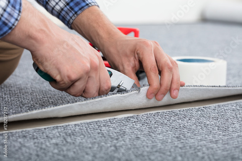 Obraz na plátně Carpenter Laying Carpet