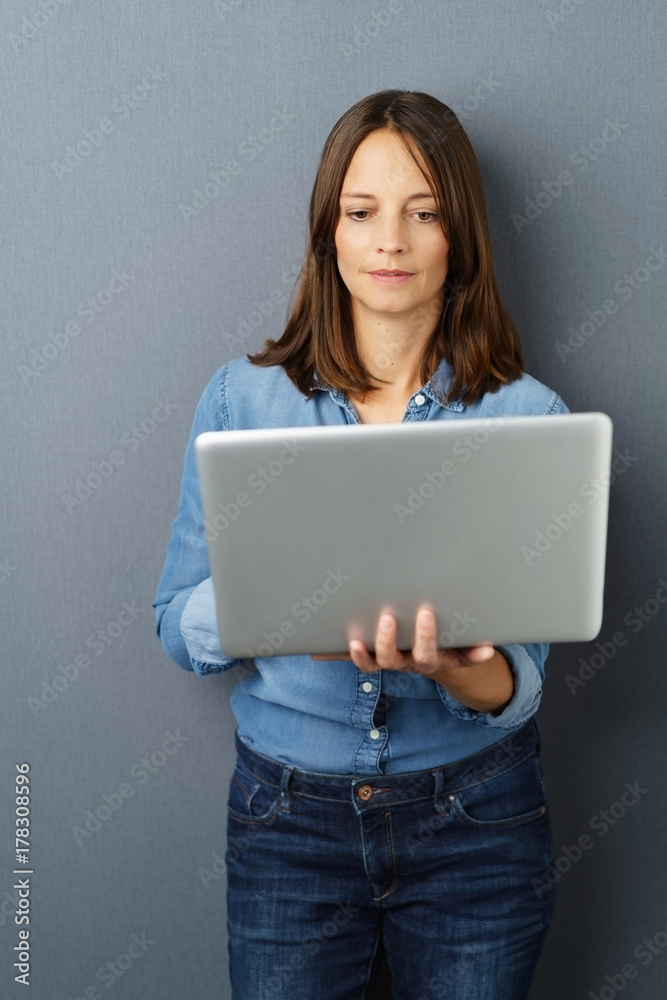 frau arbeitet am laptop