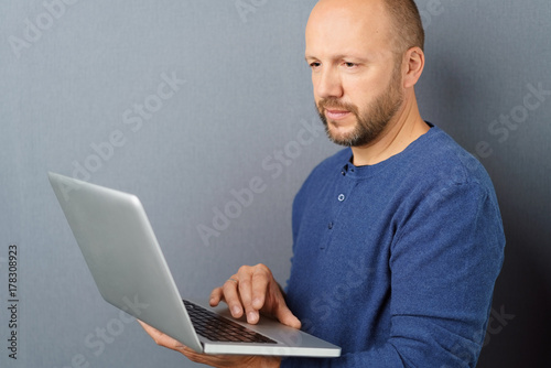 mann arbeitet am laptop