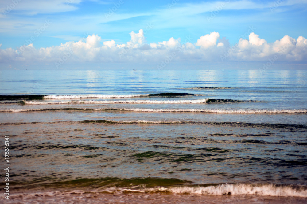 Fototapeta premium Beautiful sea under blue sky