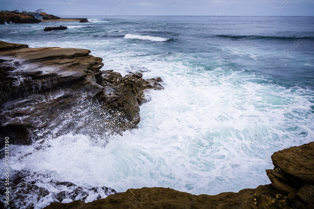 Fototapeta premium Waves hit San Diego coastline
