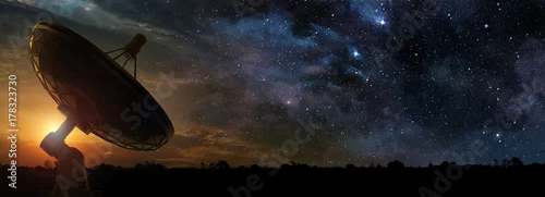 Obraz radioteleskop o świcie gwiaździstej nocy