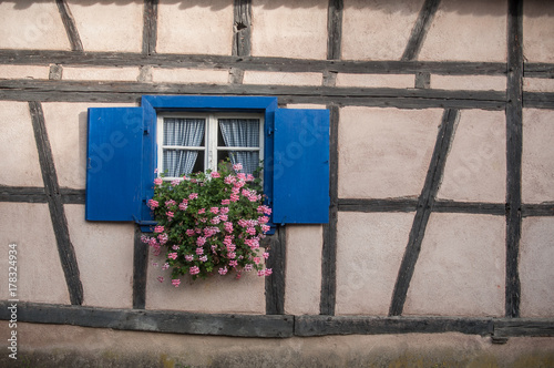 détail fenêtre alsacienne sur façade à colombages photo