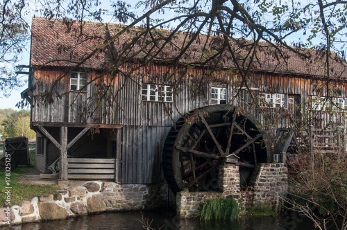 moulin à eau ancien