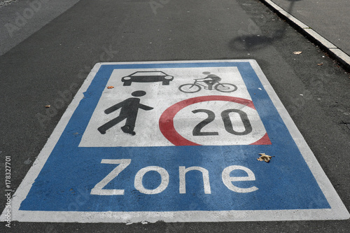 20er Zone Verkehrs beruhigt (Spielstrasse) photo
