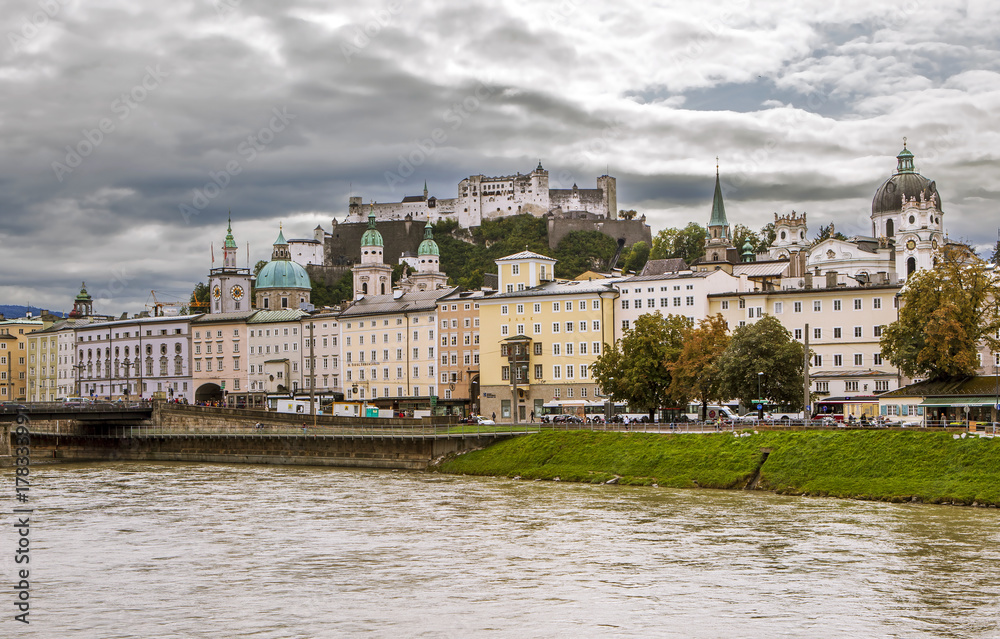 Fototapeta premium Вид на старый город с реки и крепость Хоэнзальцбург. Зальцбург. Австрия