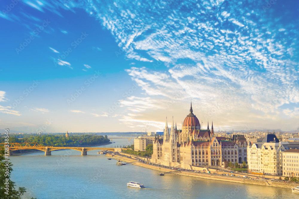 Naklejka premium Piękny widok na węgierski parlament i most łańcuchowy w Budapeszcie na Węgrzech