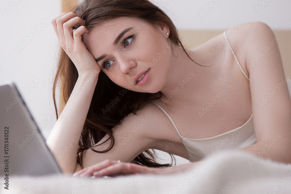 Obraz premium Distance romantic dating connection online concept. Sunny and comfort morning at home.