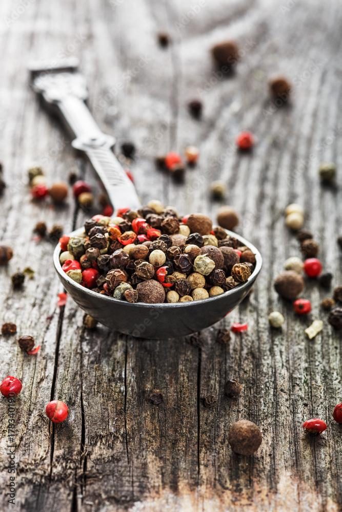 Φωτογραφία pepper on wooden background/ mixture of peppers hot pepper, red pepper, black pe