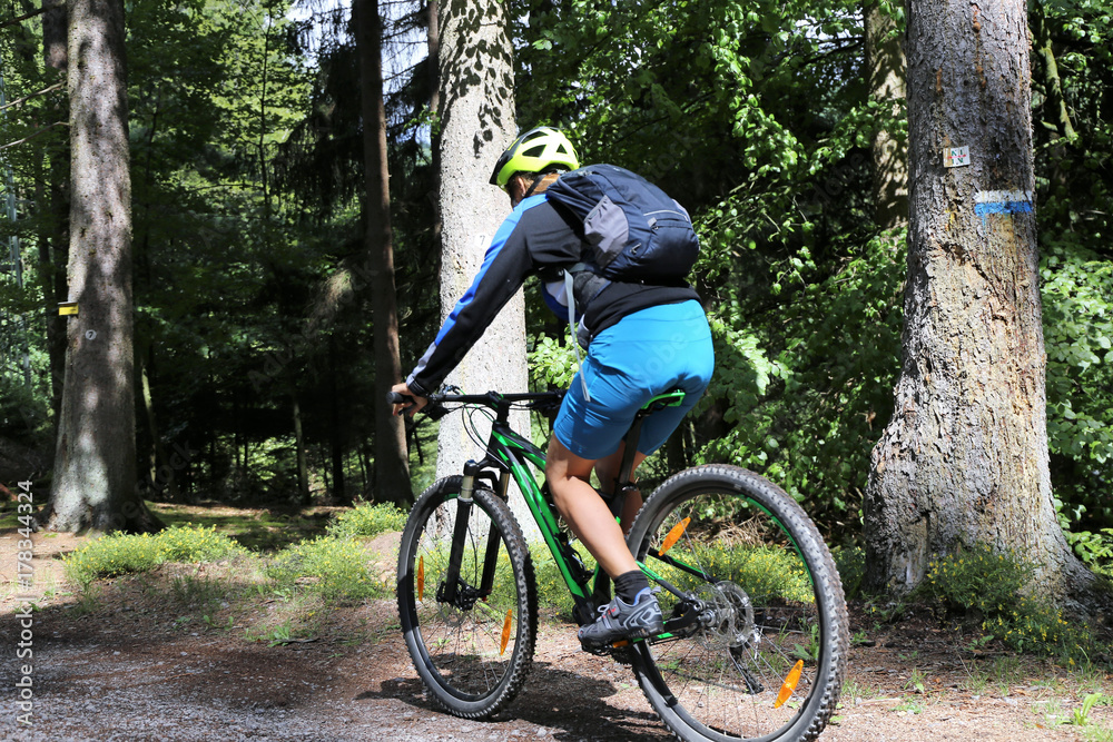 Naklejka premium Behutsame Mountainbikerin 