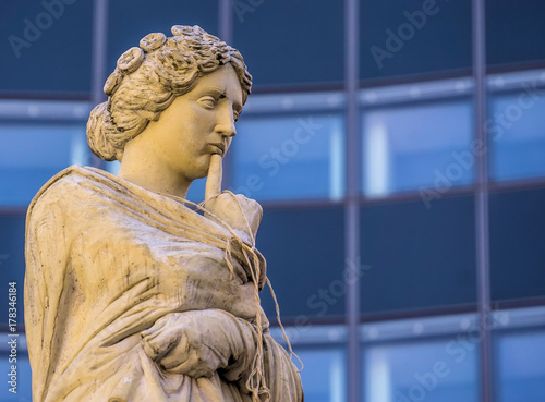 Foto Snug muse hung with rope in front of the Augustineum of the University of Leipzi