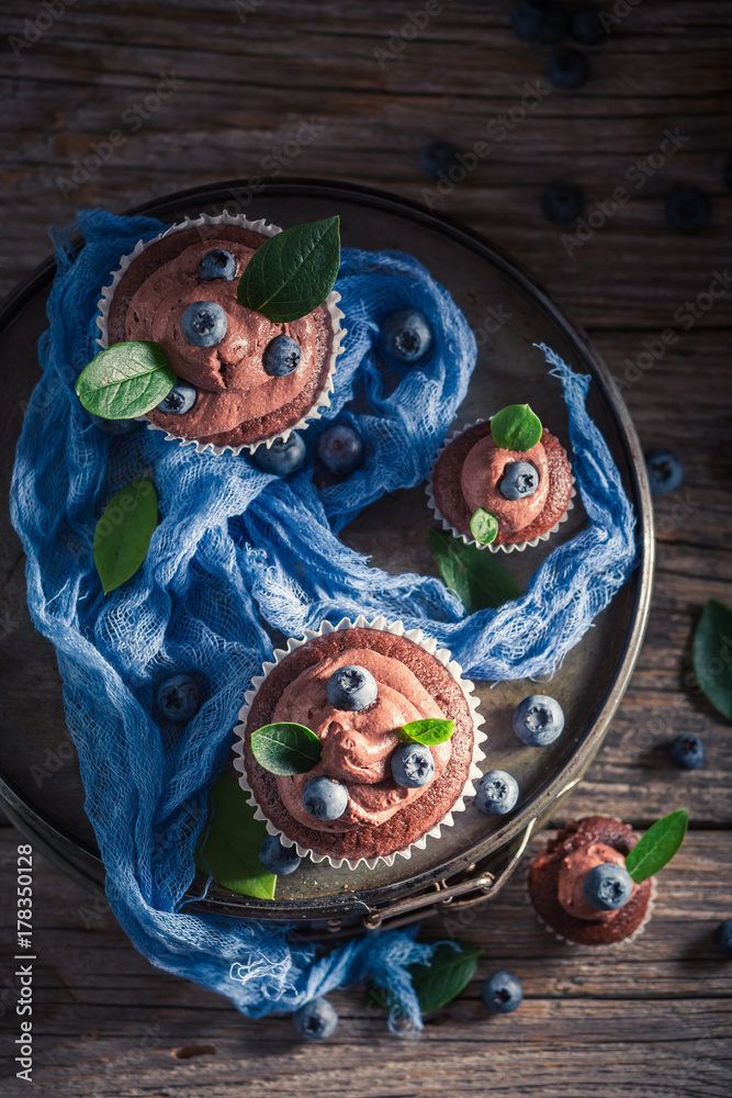 Obraz premium Delicious brown cupcake made of fresh berries and cream