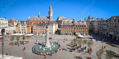 Lille (France) / Grand place avec Vieille bourse et beffroi CCI photo