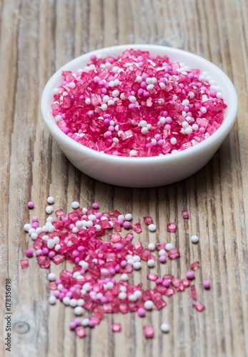 Zuckerkristalle Backdekor in einer Schale auf Holz photo