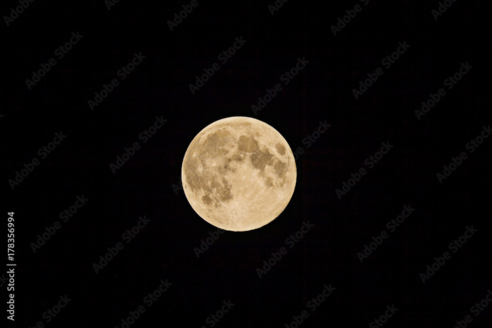 Nahaufnahme eines Vollmondes in der Nacht Nahaufnahme eines Vollmondes in der Nacht