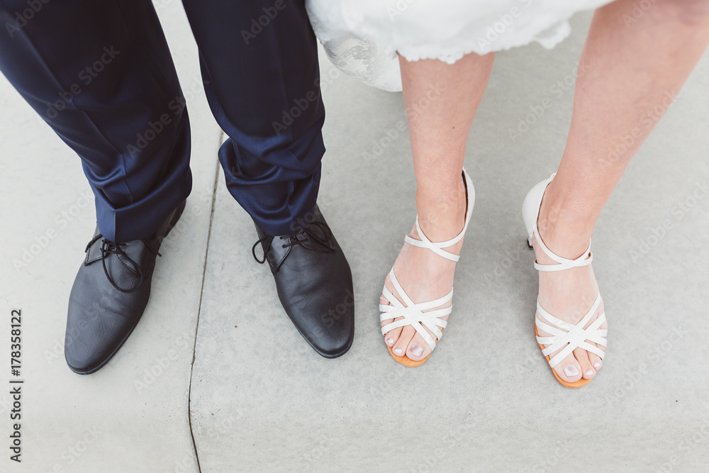 Schuhe eines Brautpaares