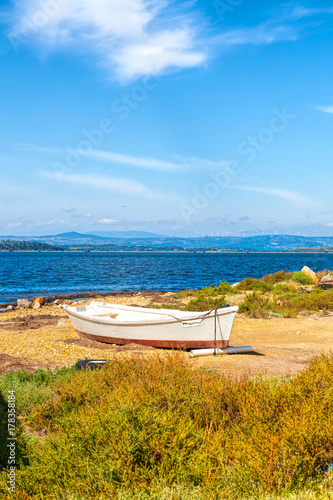 Kleines Holzboot am Strand des Étang de l'Ayrolle am Mittelmeer in der Nähe der kleinen Ortschaft Gruissan in Südfrankreich