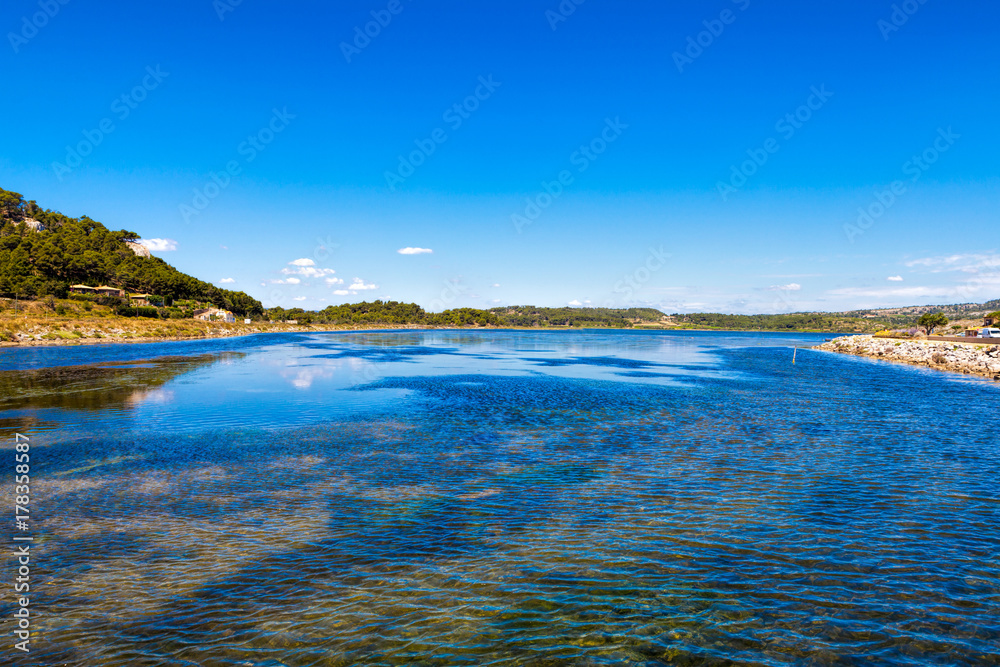Obraz premium Breiter Wasserzulauf zum Mittelmeer von dem Teich 