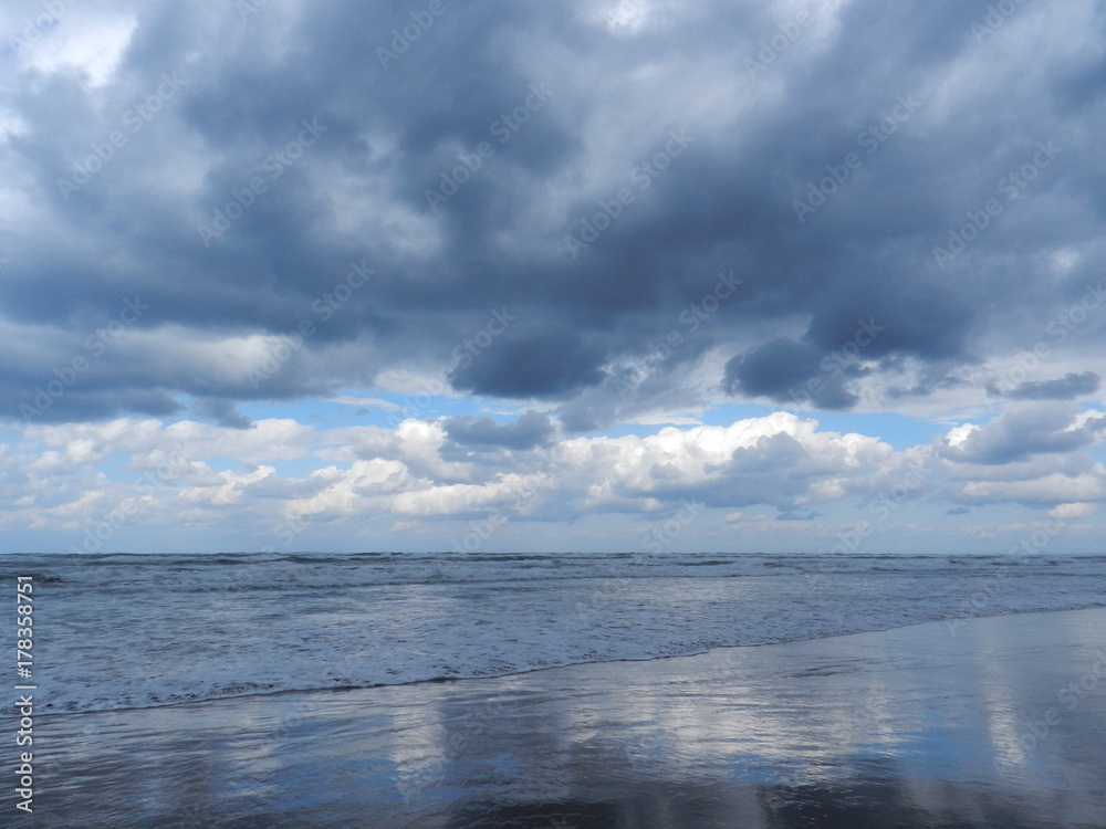 海　海と空　海に雲　日本海　雲と海の広がり