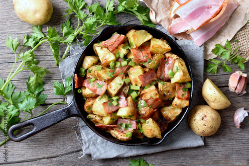 Foto Fried potato in frying pan