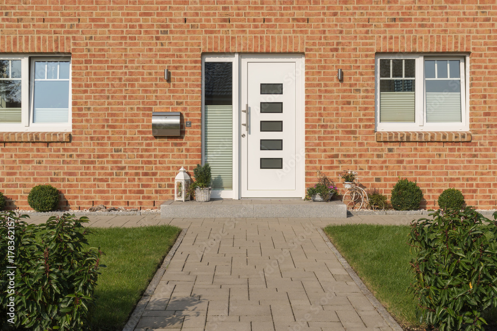 Fototapeta premium Moderne Haustür in weiß mit Glas